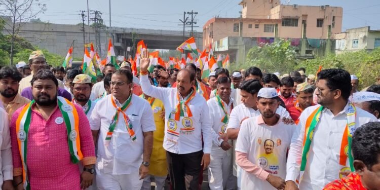 शेळगी परिसरात महेश कोठे यांच्या पदयात्रेला जत्रेचे स्वरूप ! ठिकठिकाणी जल्लोषात स्वागत