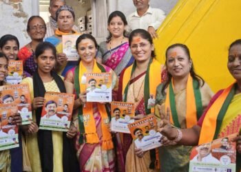 सासऱ्यांसाठी सुनबाई डॉ. उर्वशी ताई देशमुख निवडणुकीच्या प्रचारात…