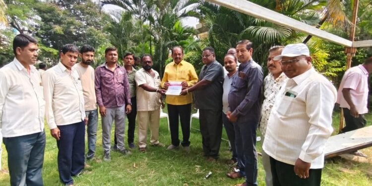 यंदा वारे फिरले, अखेर गवळी समाजाने दिला महेश कोठे याना जाहीर पाठींबा