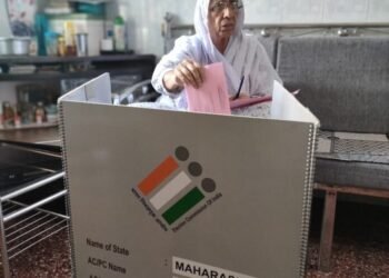 मुंबादेवी विधानसभा मतदारसंघात १०३ ज्येष्ठ नागरिकांसह ११ दिव्यांग मतदारांचे गृह मतदान