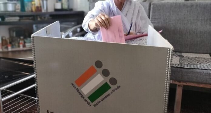 मुंबादेवी विधानसभा मतदारसंघात १०३ ज्येष्ठ नागरिकांसह ११ दिव्यांग मतदारांचे गृह मतदान