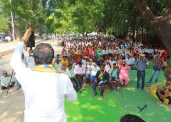 Hattur:ग्रामदेवताच्या साक्षीने वंचित चे उमेदवार संतोष पवार यांनी केला प्रचाराचा शुभारंभ