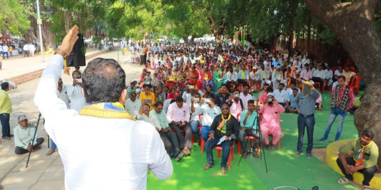 Hattur:ग्रामदेवताच्या साक्षीने वंचित चे उमेदवार संतोष पवार यांनी केला प्रचाराचा शुभारंभ