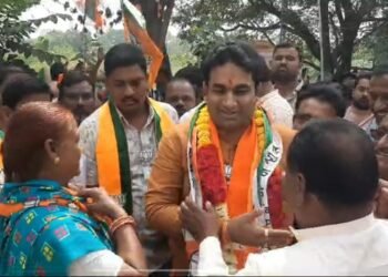 हनुमंताची पूजा करून ‘मोदी’मय केला मोदी परिसर ; देवेंद्र कोठे यांना वाढता प्रतिसाद..