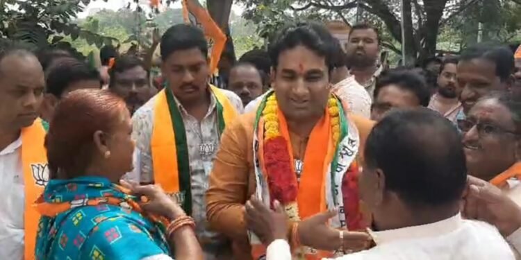 हनुमंताची पूजा करून ‘मोदी’मय केला मोदी परिसर ; देवेंद्र कोठे यांना वाढता प्रतिसाद..