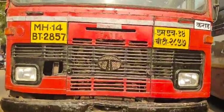 गंभीर अपघात : छत्रपती संभाजीराजे चौकात एसटी बसने दुचाकी धारकाला उडवले ; सकाळची घटना