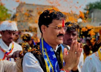 अक्कलकोट : ‘वंचित’चे उमेदवार संतोषकुमार इंगळे यांचा गावभेट,पदयात्रा, रॅलीवर जोर ; प्रचाराला उत्स्फूर्त प्रतिसाद