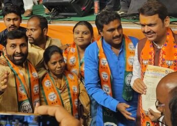 मास्टरस्ट्रोक : काँग्रेसला खिंडार; ‘देवेंद्र’साठी ‘शहाजी’राजे धावले ; थेट फडणवीसांकडे..!