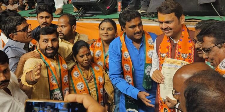 मास्टरस्ट्रोक : काँग्रेसला खिंडार; ‘देवेंद्र’साठी ‘शहाजी’राजे धावले ; थेट फडणवीसांकडे..!