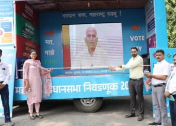  नांदेड येथे मतदार जनजागृतीसाठी एलईडी व्हॅनचा जिल्हाधिकाऱ्याच्या हस्ते शुभारंभ