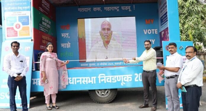  नांदेड येथे मतदार जनजागृतीसाठी एलईडी व्हॅनचा जिल्हाधिकाऱ्याच्या हस्ते शुभारंभ
