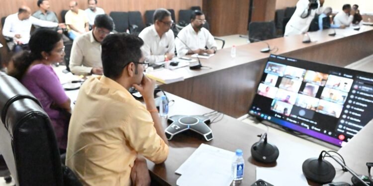 Solpaur : मतदान केंद्रात वीज उपलब्ध करण्याचे जिल्हाधिकाऱ्यांचे आदेश