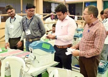 चंद्रपूर येथे ईव्हीएम वर ‘मॉकपोल’ करून जिल्हाधिकाऱ्यांनी स्वत: केली खात्री