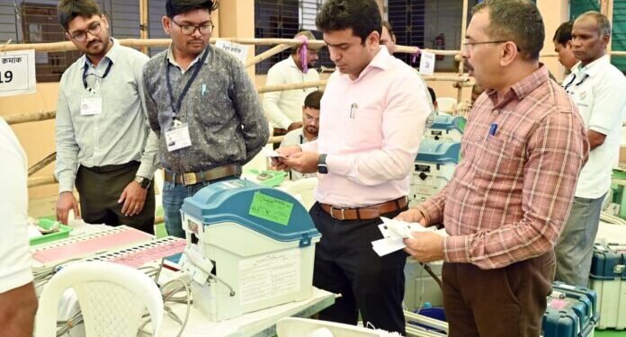 चंद्रपूर येथे ईव्हीएम वर ‘मॉकपोल’ करून जिल्हाधिकाऱ्यांनी स्वत: केली खात्री