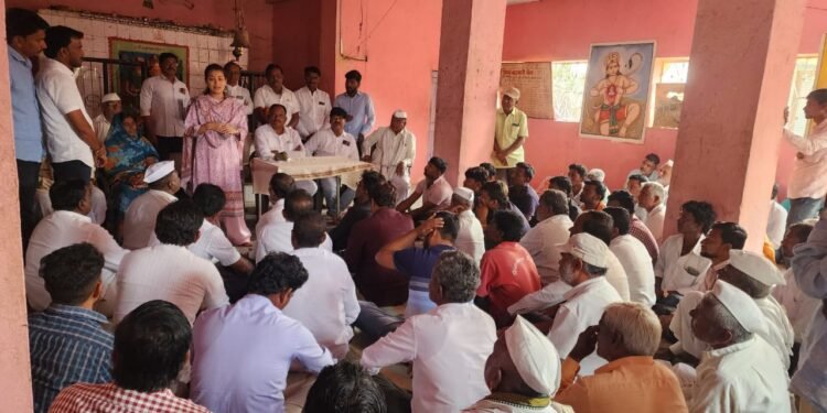 खासदार प्रणिती शिंदे यांचा मोहोळ तालुक्यातील पापरी व खंडाळी या गावांना भेट