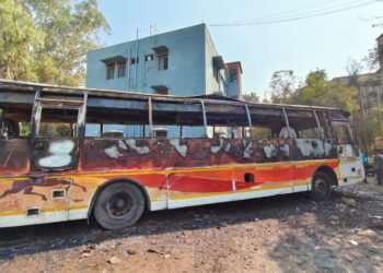 Solapur: मध्यरात्री एसटी बस डेपोतील शिवशाही बस जळाली की जाळली..? कारण अस्पष्ट..?