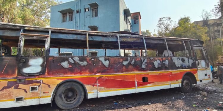 Solapur: मध्यरात्री एसटी बस डेपोतील शिवशाही बस जळाली की जाळली..? कारण अस्पष्ट..?
