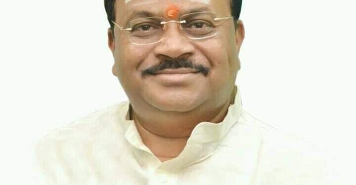 तहसिलदाराच्या मदतीने माजी आमदाराची फसवणुक