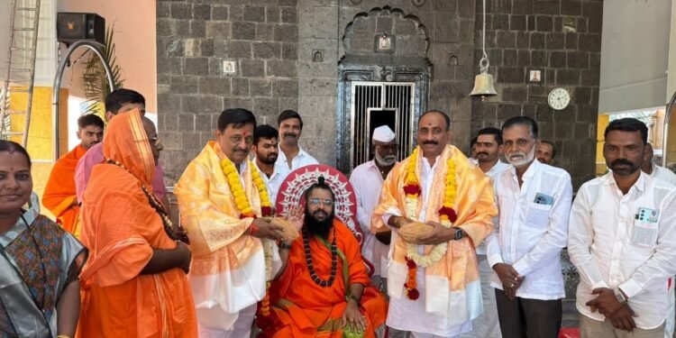 आमदार सुभाष’बापू’ आणि सचिन’दादा’ यांनी घेतले महास्वामी समाधी मंदिराचे दर्शन