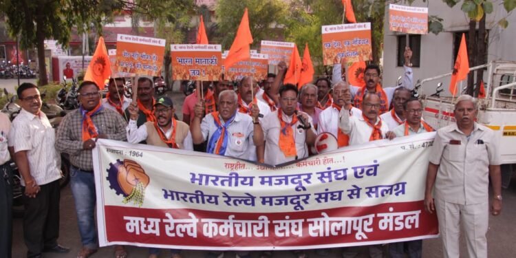 रेल्वे कर्मचाऱ्यांच्या जुन्या ‘पेन्शन’साठी रेल्वे कर्मचारी संघ मैदानात ; बाईक रॅलीने शक्ती प्रदर्शन