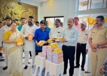 विद्यार्थ्यांना वही,पेन देऊन महामानवाला अभिवादन  ; छत्रपती शाहूराजे प्रतिष्ठानचा उपक्रम