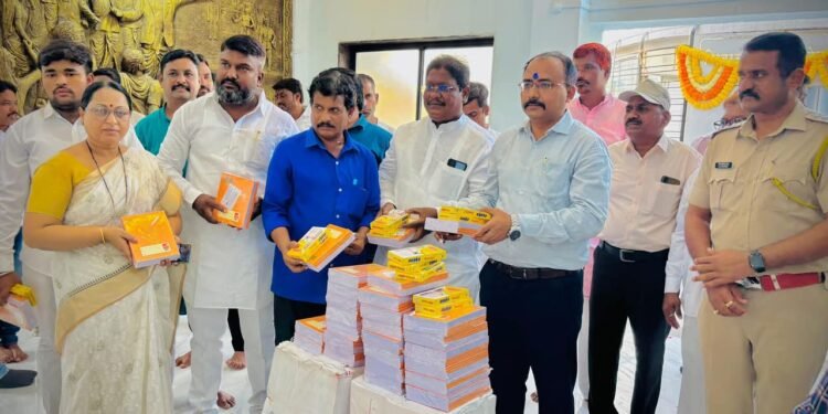 विद्यार्थ्यांना वही,पेन देऊन महामानवाला अभिवादन ; छत्रपती शाहूराजे प्रतिष्ठानचा उपक्रम