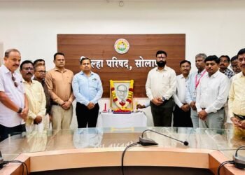 जिल्हा परिषदेत भारतरत्न डाॅ. बाबासाहेब आंबेडकर यांच्या महापरिनिर्वाण दिनानिमित्त अभिवादन