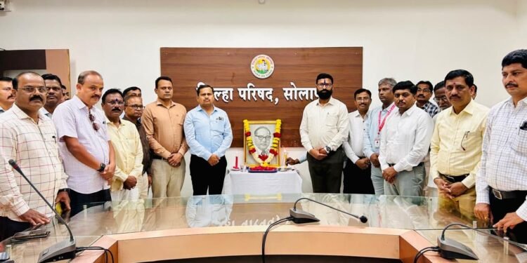 जिल्हा परिषदेत भारतरत्न डाॅ. बाबासाहेब आंबेडकर यांच्या महापरिनिर्वाण दिनानिमित्त अभिवादन