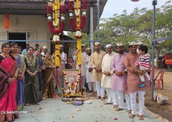 हर्र बोला हर्र |मसरे कुटुंबियांच्यावतीने नंदीध्वजाची मनोभावे पूजा