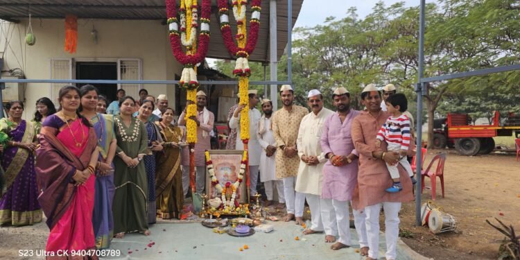 हर्र बोला हर्र |मसरे कुटुंबियांच्यावतीने नंदीध्वजाची मनोभावे पूजा