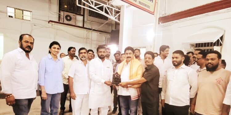 खासदार संजय पाटील यांचा राजू हौशेट्टी मित्र परिवाराने केला सत्कार