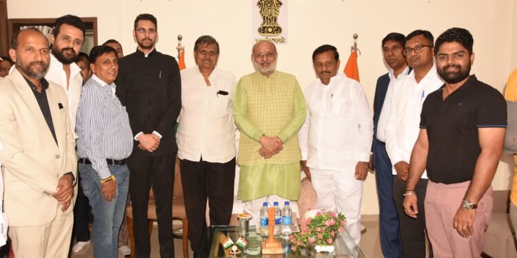 युनिफॉर्म गारमेंट पार्कसोबतच एक कॉमन मार्केटिंग सेंटर उभाराः  राज्यपाल  राधाकृष्णन