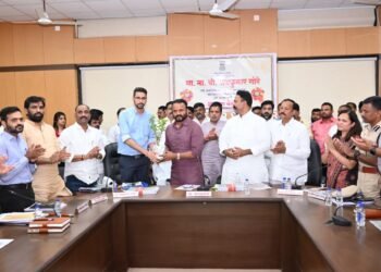 शासकीय कार्यालयात पुढील काळात अचानक भेट ! सर्वसामान्यांची कामे त्वरित मार्गी लावा – पालकमंत्री जयकुमार गोरे