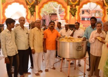 श्री प्रभाकर स्वामी महाराज मंदिरातर्फे भाविकांना दोन टन लाडू प्रसादाचे वाटप