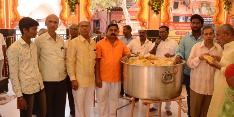 श्री प्रभाकर स्वामी महाराज मंदिरातर्फे भाविकांना दोन टन लाडू प्रसादाचे वाटप