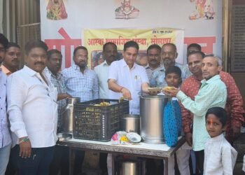 आस्था सामाजिक संस्थेच्या वतीने महाशिवरात्री निमित्ताने गरिबांना फराळाचे वाटप