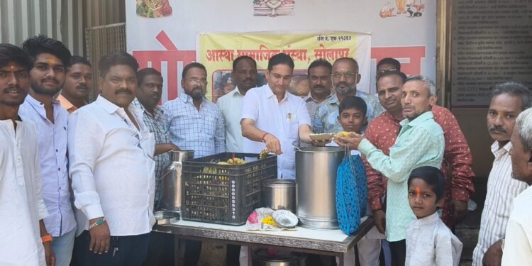 आस्था सामाजिक संस्थेच्या वतीने महाशिवरात्री निमित्ताने गरिबांना फराळाचे वाटप