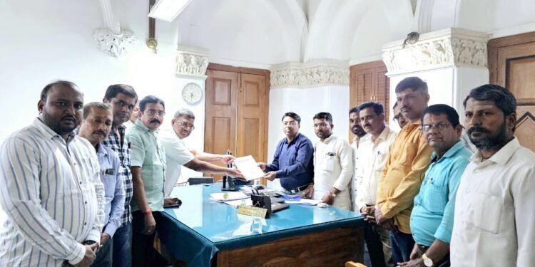 श्री सिध्देश्वर मंदिरासमोरील शौचालय हटवण्यासाठी वीरशैव व्हिजन थेट आयुक्तांकडे..! वाचा