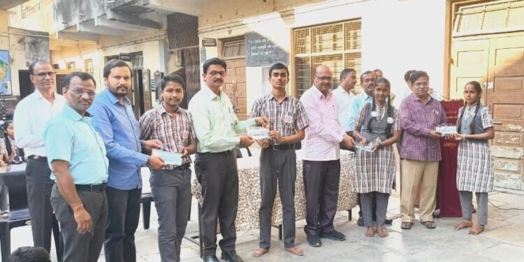 नववीच्या विद्यार्थ्यांनी दिला दहावीच्या विद्यार्थ्यांना निरोप