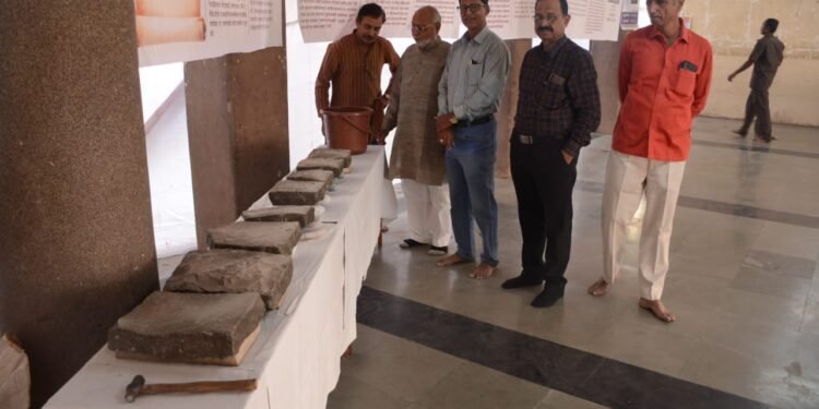 गाणारे दगड, बोलणारे पाषाण’ प्रदर्शन सोलापुरात..! पाहिले का..?