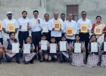 ‘जैन गुरुकुलात संविधानाची प्रत भेट देऊन ‘हर कक्षा संविधान’ चा जागर