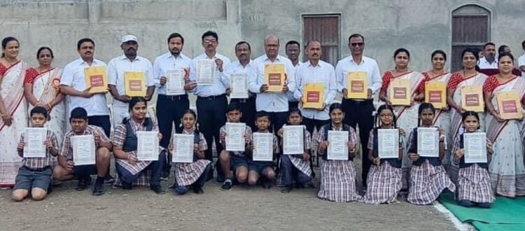 ‘जैन गुरुकुलात संविधानाची प्रत भेट देऊन ‘हर कक्षा संविधान’ चा जागर