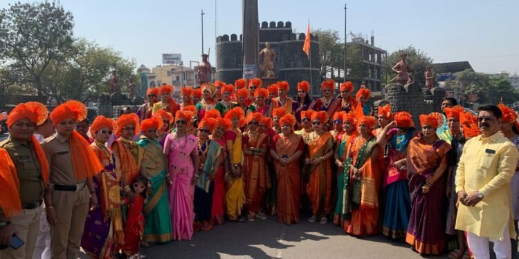 न भूतो न भविष्यती! पारंपरिक वेशभूषा, भगवे फेटे, महिलांचा उत्स्फूर्त प्रतिसाद, शिवशोभा यात्रेने वेधले सोलापूरकरांचे लक्ष