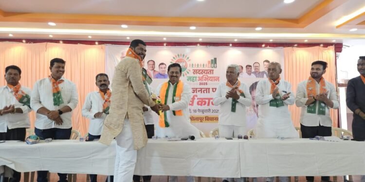 हजार सदस्य नोंदणी करणाऱ्या कार्यकर्त्यांचा सत्कार