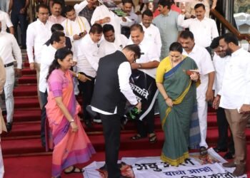 विधानभवनाच्या पायऱ्यावर अबू आझमी यांच्या पोस्टरला जोडेमार आंदोलन