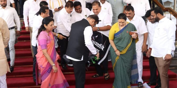 विधानभवनाच्या पायऱ्यावर अबू आझमी यांच्या पोस्टरला जोडेमार आंदोलन