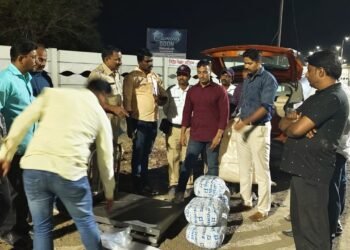 रात्रीची कामगिरी | त्या कारमध्ये निघाला लाखो रुपयांचा गांजा..!