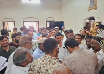 आमचा आमदार हा ‘वणव्या’मधील ‘गारव्या’सारखा..! जेव्हा भर उन्हातून आलेले..!