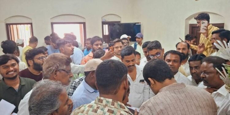 आमचा आमदार हा ‘वणव्या’मधील ‘गारव्या’सारखा..! जेव्हा भर उन्हातून आलेले..!