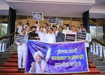 विधानभवनाच्या पायऱ्यापाशी शेतकऱ्यांसाठी महाविकास आघाडीचे आंदोलन